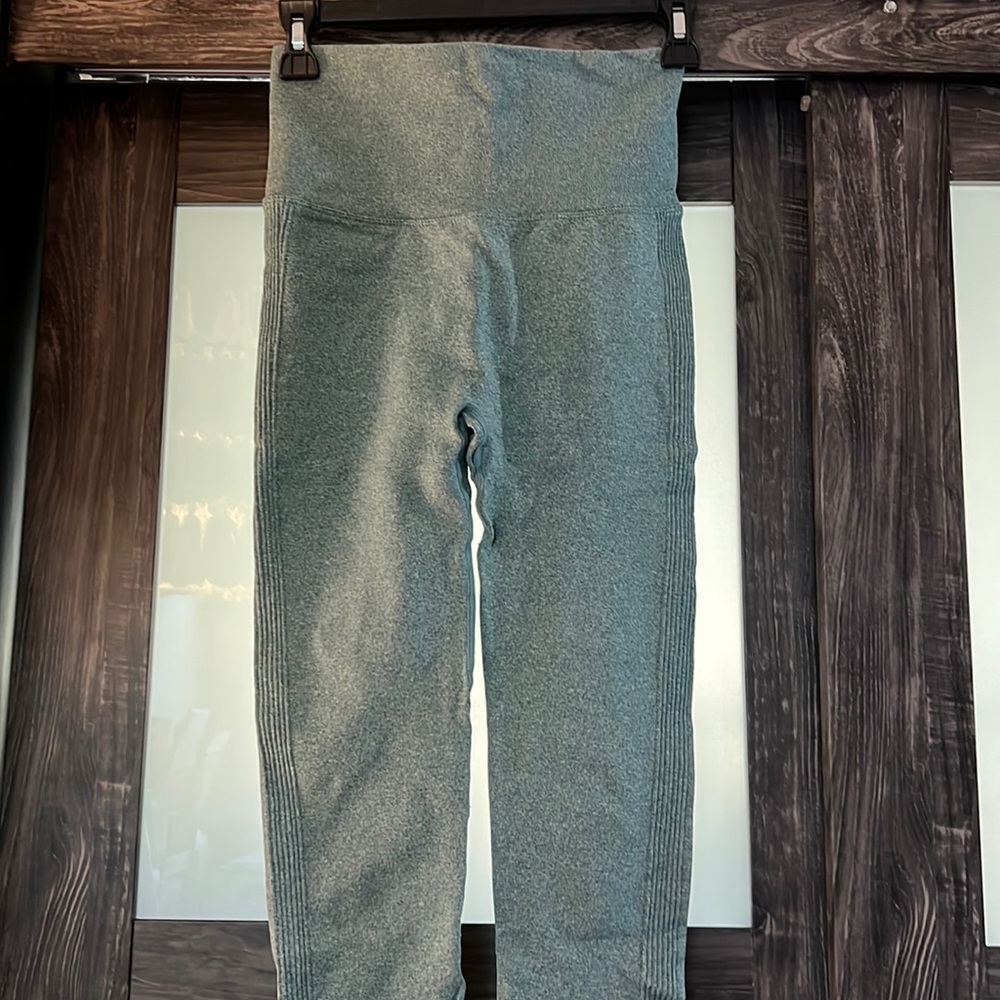 Butt Scrunch Leggings - Small - Excellent Condition.